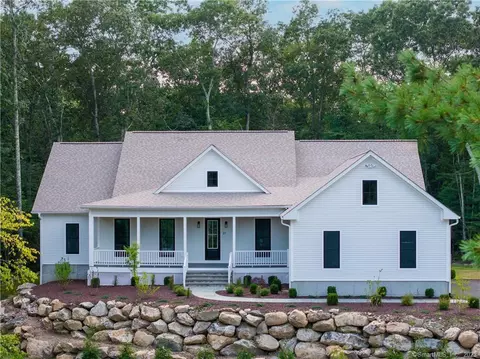 27 Lords Meadow Ln, Old Lyme, CT 06371