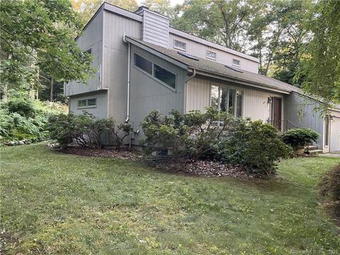 6 Albatross Dr, Ledyard, CT 06339