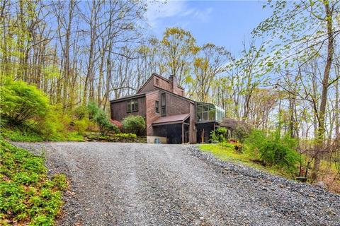 214 W Hill Rd, New Hartford, CT 06057