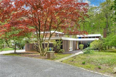 72 Windward Ln, Stamford, CT 06903