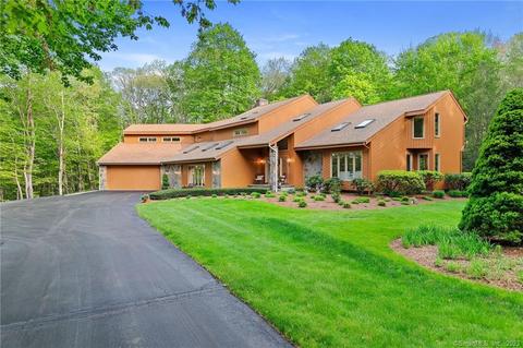 41 Cornwall Ln, Guilford, CT 06437