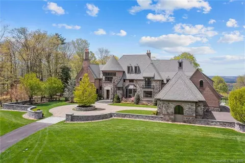 225 Deercliff Rd, Avon, CT 06001