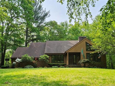 42 Robinhood Dr, Gales Ferry, CT 06335