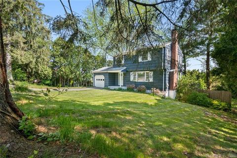 3 Libby Dr, Montville, CT 06382