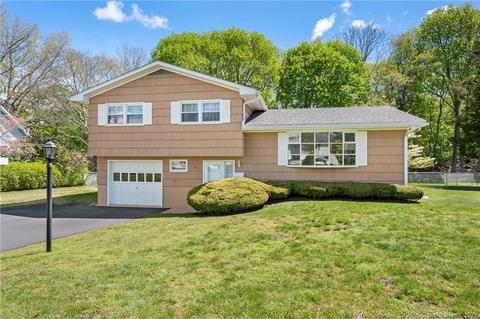 32 Sandy Hollow Dr, Waterford, CT 06385