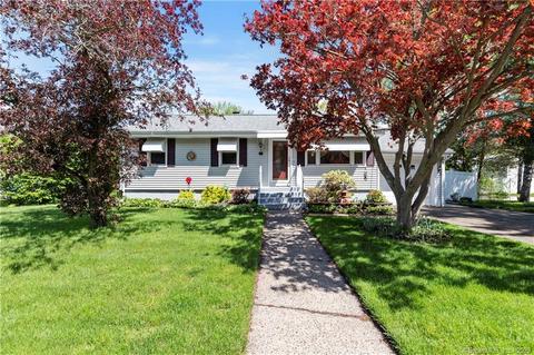 17 Ursini Dr, Hamden, CT 06514