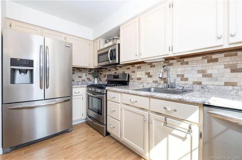 13 Riverview Dr #E, East Windsor, CT 06088