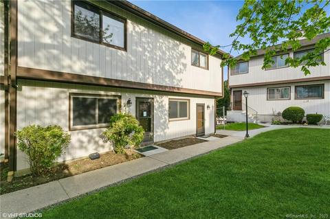 27 Crows Nest Ln #18Q, Danbury, CT 06810