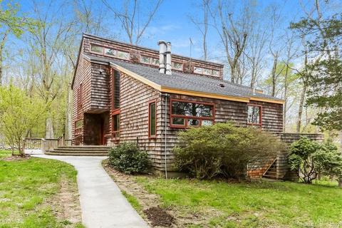 32 Northrop Rd, Bethany, CT 06524