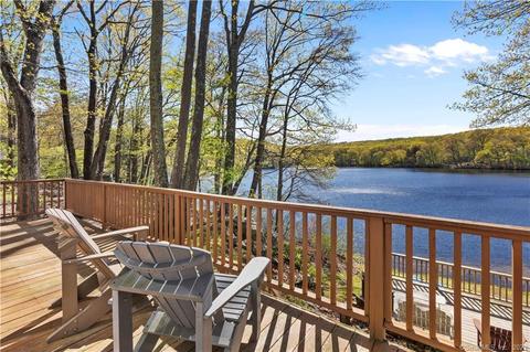 25 Manitook Dr, Oxford, CT 06478