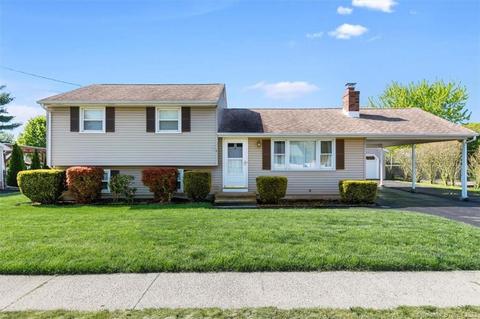 4 Meadowland Cir, Plainville, CT 06062