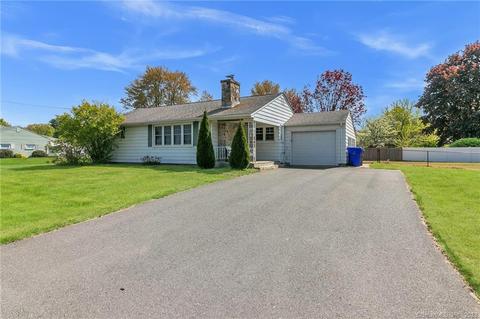 4 Holiday Ln, Enfield, CT 06082