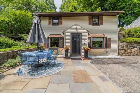 8 Benedict Ave, Danbury, CT 06810