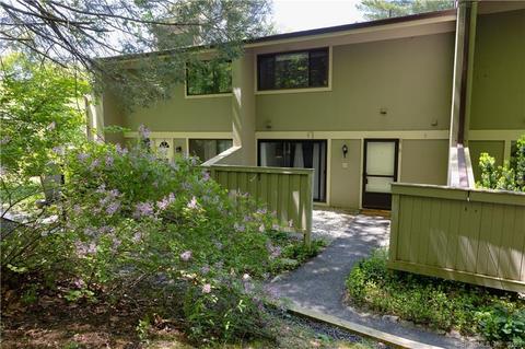 13 Clubhouse Dr #22B, Woodbury, CT 06798