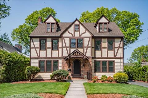 121 Foxcroft Rd, West Hartford, CT 06119