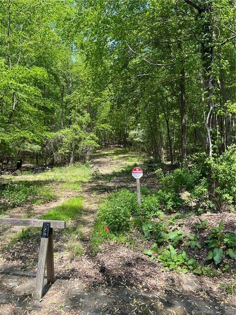 14 Dukinfield Dr, Norwich, CT 06360