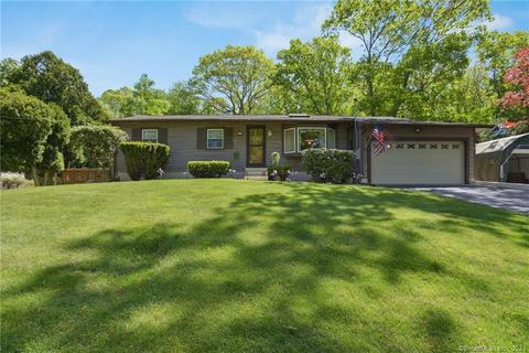 40 Carriage Hill Dr, East Lyme, CT 06357