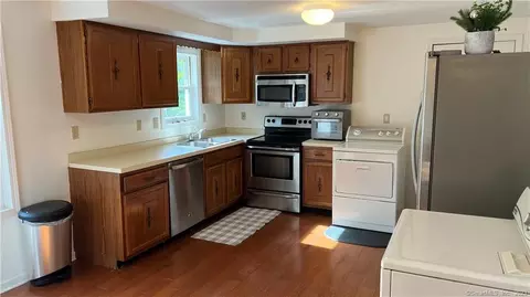 38 Cliff Dr, Avon, CT 06001