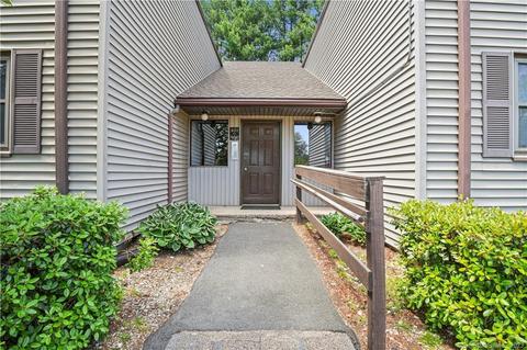 402 Twin Circle Dr #402, South Windsor, CT 06074