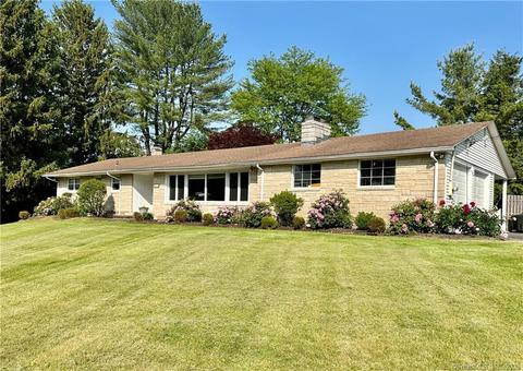 130 Willow Crest Dr, Hamden, CT 06518