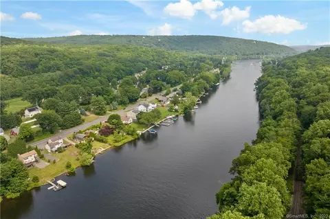 451 Roosevelt Dr, Oxford, CT 06478