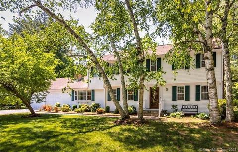 7 Lenora Dr, Simsbury, CT 06092