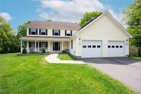 31 Fawn Meadow Dr, Naugatuck, CT 06770