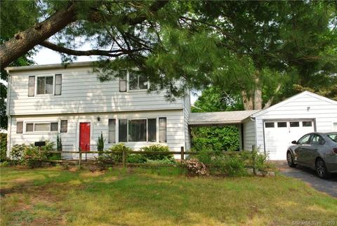 69 Meetinghouse Ln, Milford, CT 06460