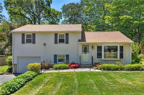 190 Bel Aire Dr, Groton, CT 06355