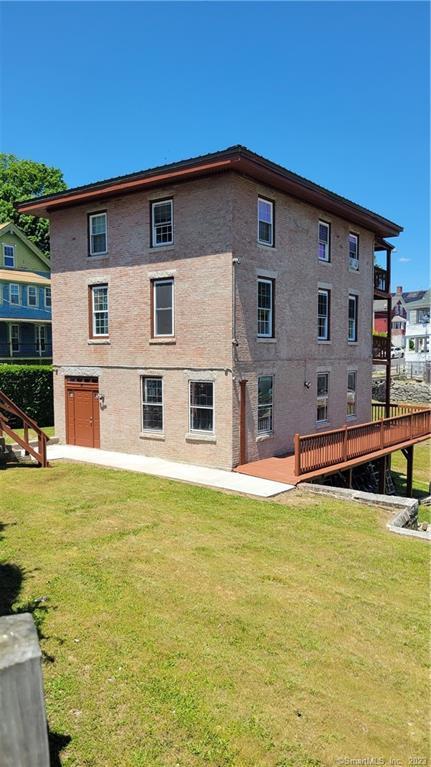33 Mountain Ave, New London, CT 06320