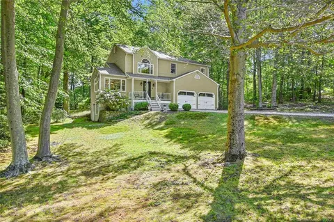 24 Macintosh Dr, Oxford, CT 06478