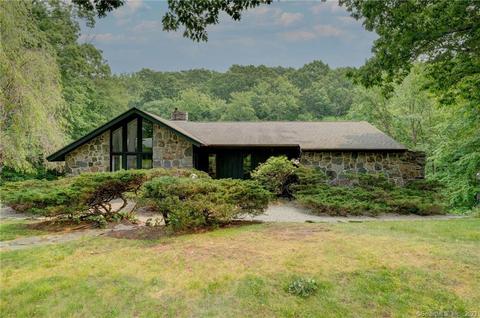 35 Woodmont Dr, Mansfield, CT 06250