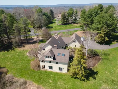 6 Metacom Dr, Simsbury, CT 06070
