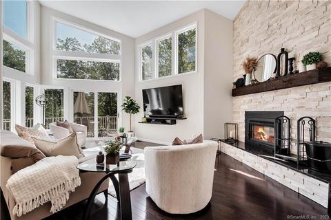 18 Two Buck Ring, Burlington, CT 06013