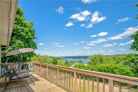 467 Mohegan Avenue Pkwy, Waterford, CT 06375