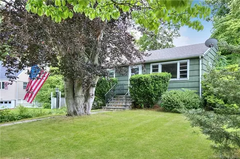 17 Sleepyhollow Dr, Norwalk, CT 06851