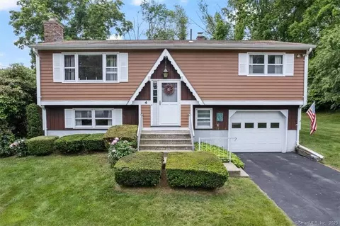 4 Blais Rd, Montville, CT 06382