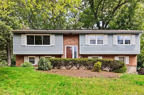139 Richmond Dr, Manchester, CT 06042