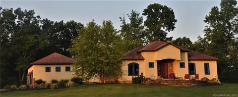6 Hawks Nest Trl, Ellington, CT 06029