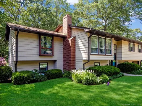 17 West Dr, Ledyard, CT 06335