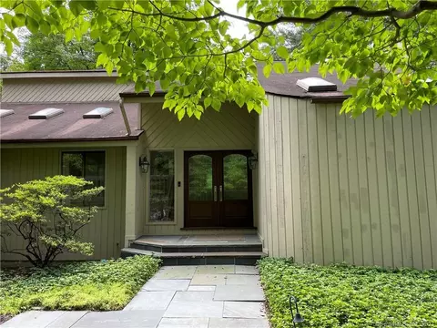 4 Valley View Dr, Stamford, CT 06903
