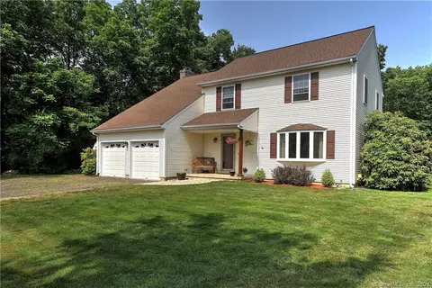58 Glendale Ct, Naugatuck, CT 06770