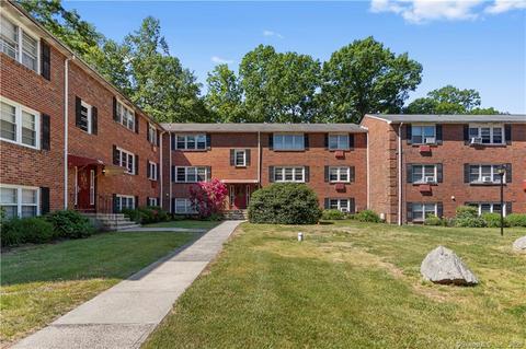 75 Colebrook Ct #D, Branford, CT 06405