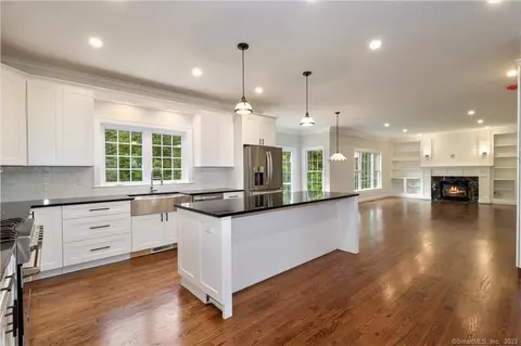 87 Old Hayrake Ln, New Milford, CT 06776