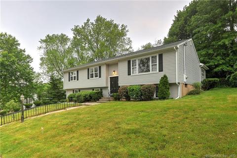 7 Marks Dr, West Haven, CT 06516