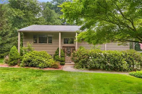 40 Huckleberry Hill Rd, Brookfield, CT 06804