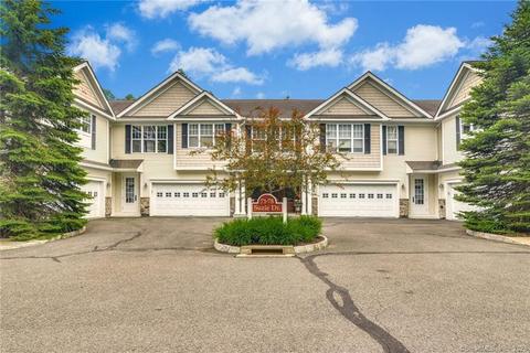 76 Suzie Dr #76, Newtown, CT 06470