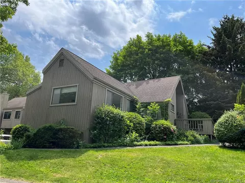 517 Iroquois Ln #B, Stratford, CT 06614