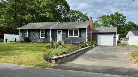 4 Menunketesuck Dr, Clinton, CT 06413