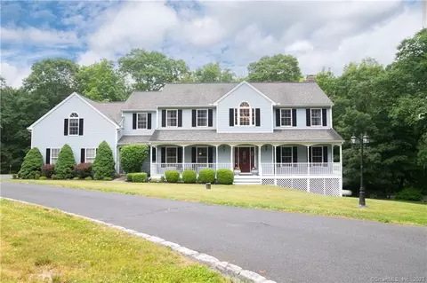 8 Hayward Hills Ln, Brookfield, CT 06804